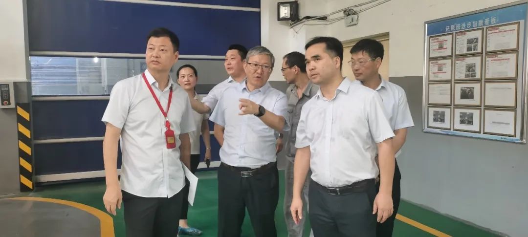 謝康德到公司主持召開(kāi)現(xiàn)場(chǎng)辦公會(huì)